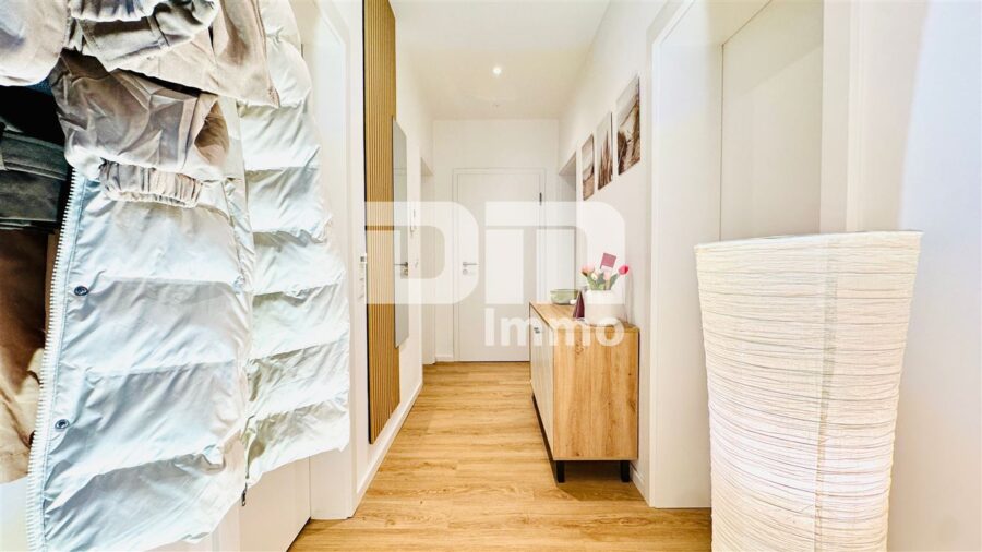 KFW 55 EE - kernsanierte / neuerstellte Erdgeschosswohnung Neubauzustand - EG Flur / Diele / Bewegungsm. / Video Gegensprech.